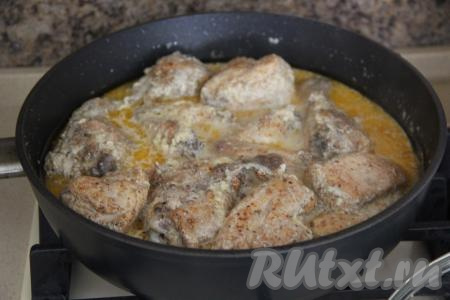 Тушить курицу в сметане 20 минут. Во время тушения я 1 раз перевернула кусочки курочки.