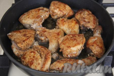 Обжарить кусочки курицы на среднем огне до золотистого цвета с двух сторон (я жарила по 10 минут с каждой стороны).