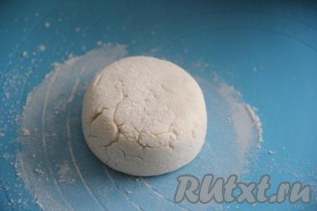 Творожная масса должна получиться слегка липнущей. Возможно, муки понадобится чуть больше или меньше, тут всё зависит от влажности творога, творожного сыра и от размера яйца. Из творожной массы сформировать сырники (у меня получилось 8 штук), со всех сторон обвалять их в муке и придать им форму.