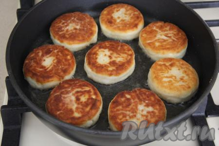 Жарить сырники на среднем огне с двух сторон до золотистого цвета. Примерное время - по 2-3 минуты с каждой стороны. Затем выключить огонь, накрыть сковороду крышкой и дать сырникам дойти под крышкой ещё в течение 3-5 минут.