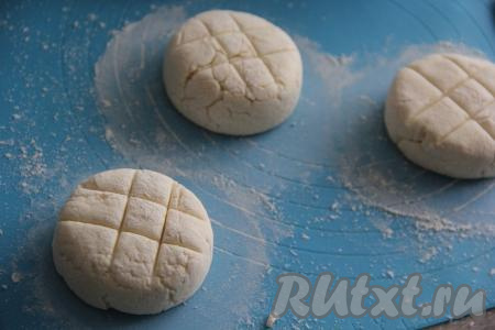 Для красоты на заготовках сырников можно сделать насечки с помощью ножа.