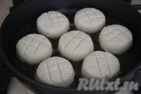 В сковороду влить масло и хорошо его разогреть. Выложить в сковороду сырники.