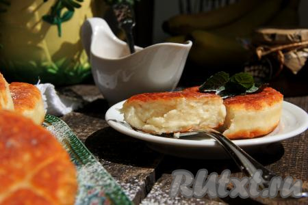 Сырники, приготовленные с творожным сыром и творогом, получаются очень вкусными и нежными, я прямо влюбилась в этот рецепт!