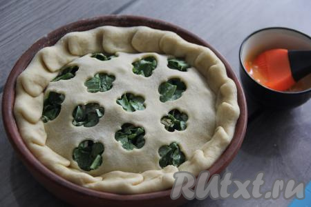 Выложить тесто (или решётку из теста) поверх начинки и скрепить тесто по краю.&nbsp;