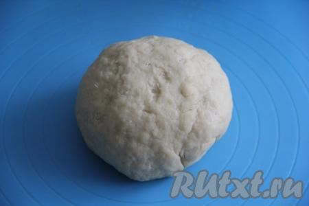 Тесто должно получиться не липнущим к поверхности, мягким и нежным, учитывайте консистенцию теста, добавляя муку.&nbsp;