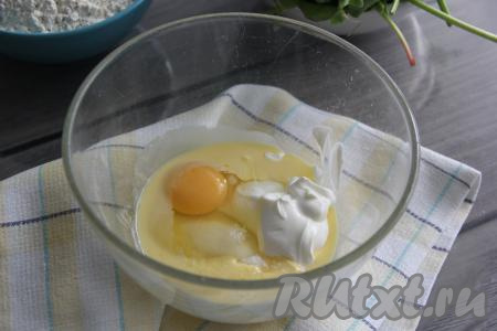 Замесим тесто для пирога, для этого в объёмной миске нужно соединить сметану, яйцо, сахар, соль и растопленное масло.&nbsp;