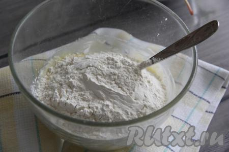 Всыпать разрыхлитель, постепенно добавляя муку, замесить тесто.&nbsp;