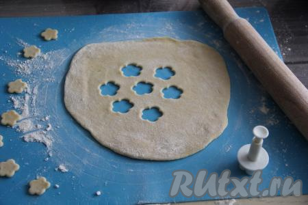 Меньшую часть теста раскатать в небольшой круг, а затем можно нарезать на полоски или сделать фигурную решётку, или оформить по желанию. Я вырубкой для печенья вырезала в центре круга цветочки.