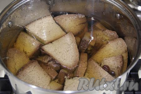 Хлеб разбухнет, отдаст свой аромат и придаст квасу красивый цвет.