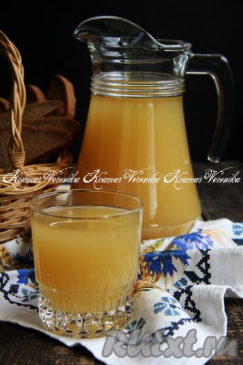 Через 5 часов закрыть банку крышкой, убрать в холодильник на пару часов, а затем можно разливать по кружкам и наслаждаться вкусным, в меру сладким, приятно освежающим домашним квасом, приготовленным из ржаного хлеба с сухими дрожжами.