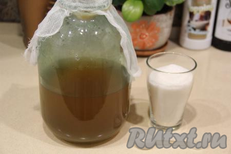 Процедить хлебный настой. Я процедила через марлю сразу в трёхлитровую банку. Всыпать в банку сахар и сухие дрожжи.