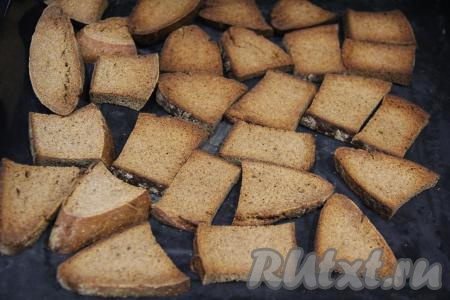 Чтобы цвет у кваса был соломенный, нужно поджарить хлеб в духовке. Кусочки хлеба выложить на противень, отправить в разогретую духовку и поджарить до золотистого цвета (я запекала 15 минут при температуре 220 градусов), но время приготовления будет зависеть от свежести вашего хлеба. Поэтому лучше следите за процессом, периодически проверяя состояние хлеба.