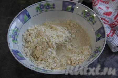 Влить ледяную воду. Я предварительно поставила воду на несколько минут в морозилку.