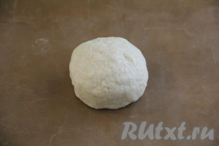 Замесить тесто, оно должно получиться эластичным и пластичным.