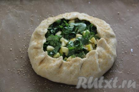 Загнуть края теста на начинку и сделать крупные защипы. Смазать края пирога молоком (или водой) и присыпать сахаром (я присыпала тростниковым сахаром).