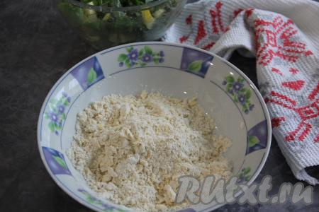 Перетереть массу руками в мелкую крошку.