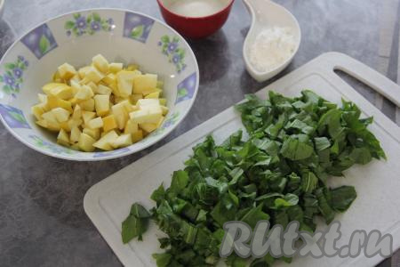 Вначале подготовим начинку для песочного пирога, для этого яблоко нужно нарезать на мелкие кубики, удаляя семечки. Щавель нарезать на полоски.