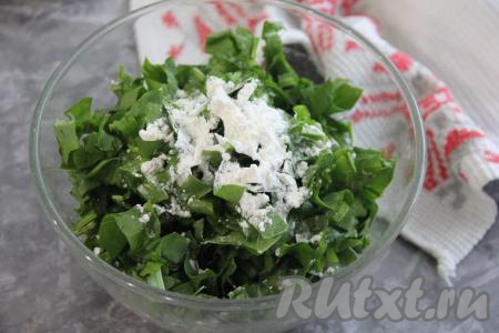 Соединить в миске щавель, кубики яблок, сахар и крахмал, перемешать и начинка для пирога готова.