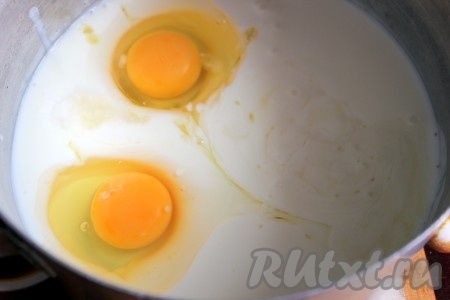 Соединить кефир, яйца, подсолнечное масло без запаха, мёд и сахар, тщательно перемешать и немного взбить.