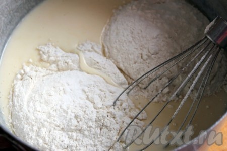Затем всыпать муку с содой и разрыхлителем и снова перемешать.