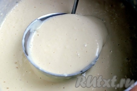 Тесто для простого и очень вкусного торта готово. Для выпекания трёх коржей понадобилось по 2 поварёшки теста на каждую силиконовую круглую форму диаметром 24-25 см.