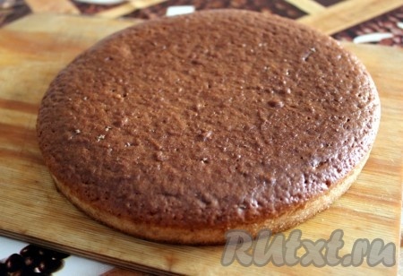 Коржи выпекать в духовке при 200 градусах около 15-20 минут (зависит от духовки!), дать остыть в течение нескольких минут.