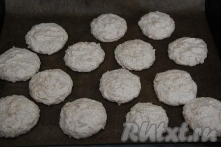 Поставить противень с кокосовым печеньем в разогретую духовку и выпекать минут 20 при температуре 160 градусов. Печенье должно покрыться нежным бежевым цветом. Готовность можно проверить следующим образом: если дотронуться до верхушки печенюшки, то у готового печенья она должна быть хрупкой и ломкой.