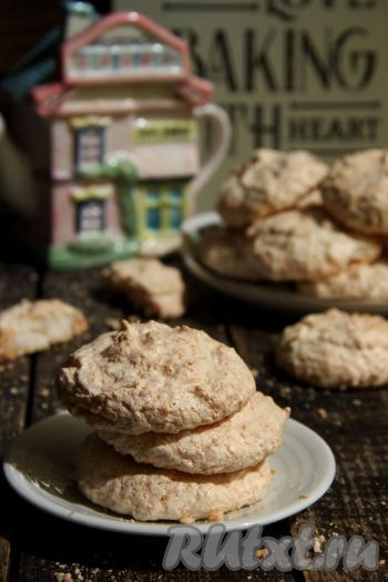 Готовое кокосовое печенье остудить, переложить на тарелку и подать к столу.