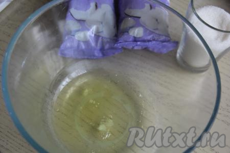 В миске соединить белки и соль.