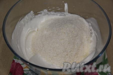 Всыпать в белковую массу кокосовую стружку.