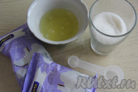 Подготовить продукты для приготовления кокосового печенья. Я использовала 3 яичных белка - это, примерно, 90-95 грамм.