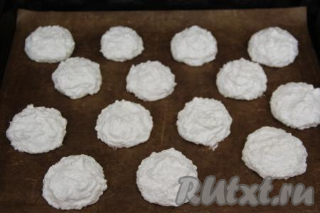 Противень застелить ковриком для выпекания (или пергаментом). Выложить массу с помощью столовой ложки, сформировав круглое печенье. У меня получилось 14 штук.