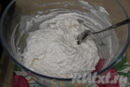 Аккуратно вмешать кокосовую стружку лопаткой в белки.