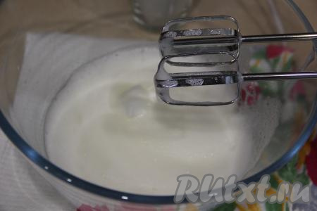 Взбить белки миксером в пышную пену.
