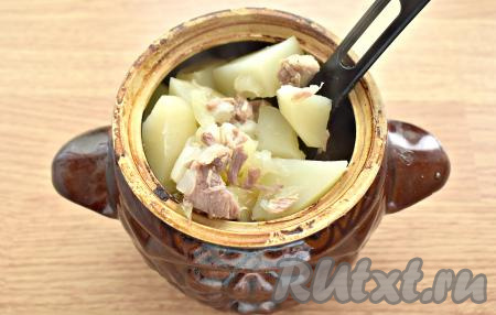 Горшочек с картошкой и тушёнкой закрываем крышкой. Ставим на поддон, поскольку во время запекания из горшочка может выплёскиваться вода, и ставим в разогретую до 200 градусов духовку, примерно, на 1 час.