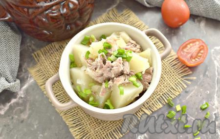 По прошествии часа достаём горшочек из духовки, картошка получается мягкой, она отлично сочетается с тушёнкой. Подаём вкусное, сытное, аппетитное блюдо к столу, посыпав мелко нарезанной зеленью.