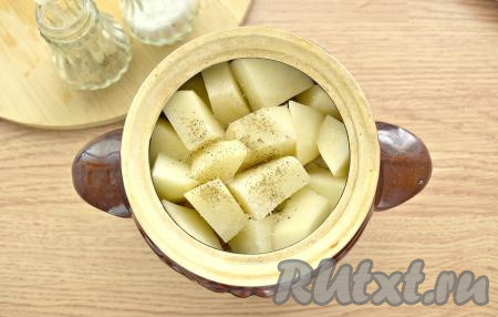 Последним слоем выкладываем оставшуюся картошку, немного перчим и солим.