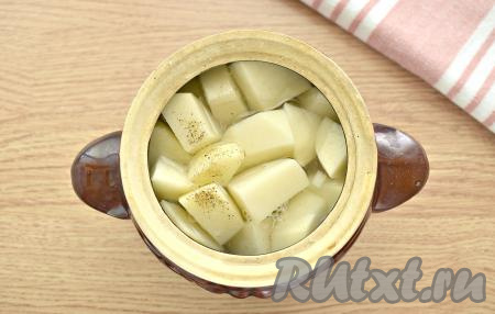 Заливаем содержимое горшочка кипячёной водой (вода должна покрывать картошку практически полностью, при этом не доходить до краёв горшочка, как на фото).