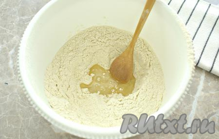 В центр муки вливаем 30 миллилитров растительного масла.