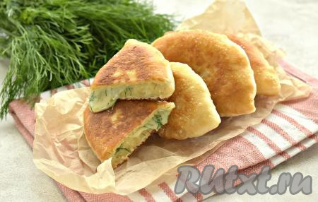 Со сковороды пирожки лучше выложить на бумажные полотенца, чтобы убрать излишки масла, а уже затем перекладывать на тарелку для подачи. Постепенно пожарить все пирожочки. Под воздействием высокой температуры во время жарки сыр внутри расплавился, дрожжевое тесто стало нежным. Пирожки получились очень вкусными, к столу подаём их тёплыми. Угощайтесь!