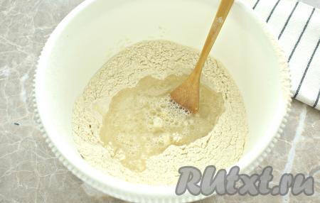 Следом добавляем прокипячённую тёплую воду (примерная, температура воды 38-40 градусов).