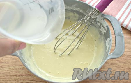 В густое тесто тонкой струйкой вливаем кипяток, непрерывно перемешивая блинное тесто венчиком. Кипяток добавляем до получения в меру жидкого теста.