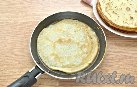 Сковороду смазываем перед выпечкой блинов растительным маслом. Поверхность хорошо разогреваем. Половником зачерпываем порцию блинного теста и распределяем её по поверхности сковороды. Каждый блинчик жарим, как обычно, с двух сторон до румяности (примерно, по 1 минуте с каждой стороны), затем перекладываем на тарелку. Периодически перемешивая блинное тесто в миске и смазывая сковороду перед жаркой блинов по мере необходимости, постепенно выпекаем все блины, складывая их один на другой на тарелку. Я жарила на сковороде диаметром 18 сантиметров, у меня получились 13 заварных блинчиков.