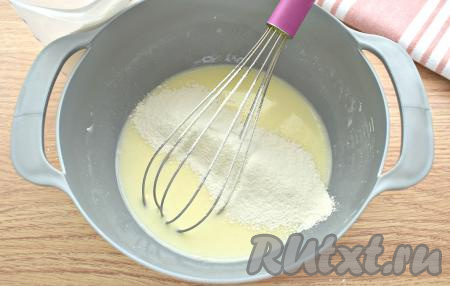 В получившуюся смесь небольшими порциями просеиваем муку, энергично перемешивая блинное тесто венчиком.