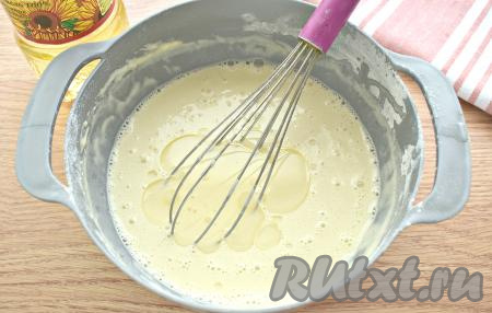 2 столовых ложки растительного масла сразу вливаем в получившееся блинное тесто, перемешиваем. Миску с тестом прикрываем полотенцем и оставляем минут на 15 постоять при комнатной температуре.