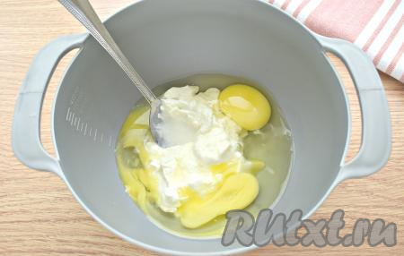 Чтобы тесто для заварных блинов получилось удачным, а сами блинчики не рвались при выпечке, сметану и куриные яйца заранее достаём из холодильника. Данные продукты должны стать комнатной температуры. В глубокую миску перекладываем сметану любой жирности (я купила жирностью 20%), вбиваем яйца.