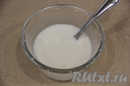 Варить ревень минут 5 с момента закипания на среднем огне. Пока ревень томится, приготовить крахмальную смесь, для этого в небольшой ёмкости нужно соединить 50 миллилитров воды и крахмал, перемешать.