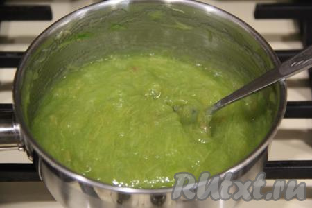 По прошествии 5 минут тонкой струйкой, постоянно перемешивая ложкой, влить в кастрюлю с ревенем крахмальную смесь и проварить 2 минуты на небольшом огне, помешивая. Начинка из ревеня получится в меру густой, снять её с огня и остудить в течение минут 20.