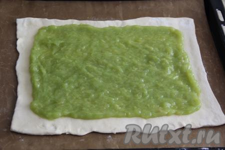 Выложить начинку из ревеня на тесто, отступив по 2-3 сантиметра от краёв.