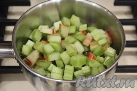 В кастрюлю влить 50 миллилитров воды, добавить сахар и нарезанный ревень, поставить на огонь.